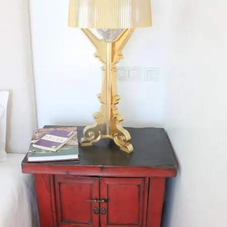 Breathtaking With Infinity Pool Over The Sea