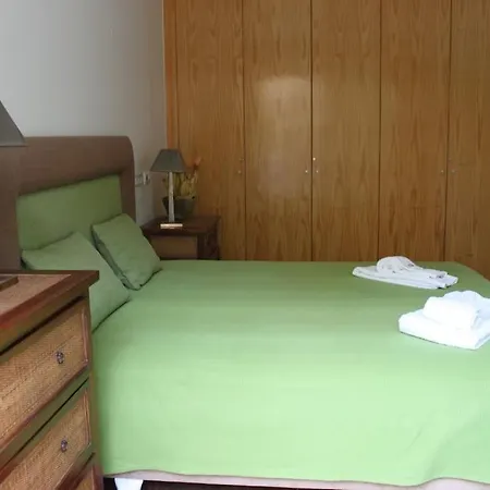 Breathtaking With Infinity Pool Over The Sea