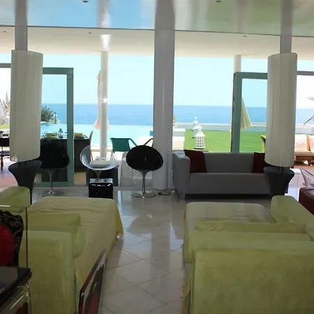 Breathtaking With Infinity Pool Over The Sea Luz