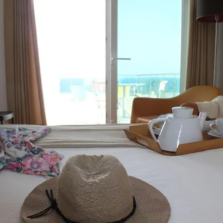 Breathtaking With Infinity Pool Over The Sea *