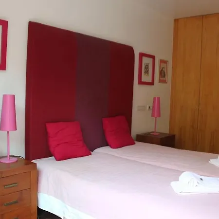 Breathtaking With Infinity Pool Over The Sea