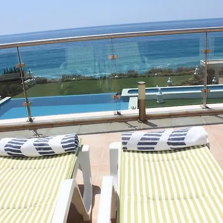 Breathtaking With Infinity Pool Over The Sea