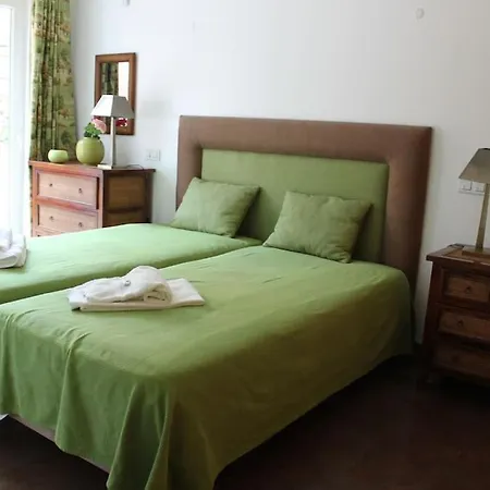 Breathtaking With Infinity Pool Over The Sea