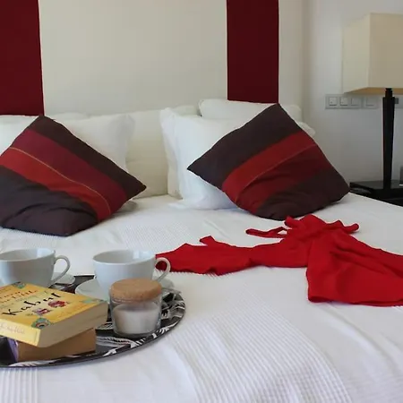 Breathtaking With Infinity Pool Over The Sea *