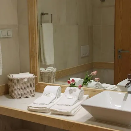 Breathtaking With Infinity Pool Over The Sea