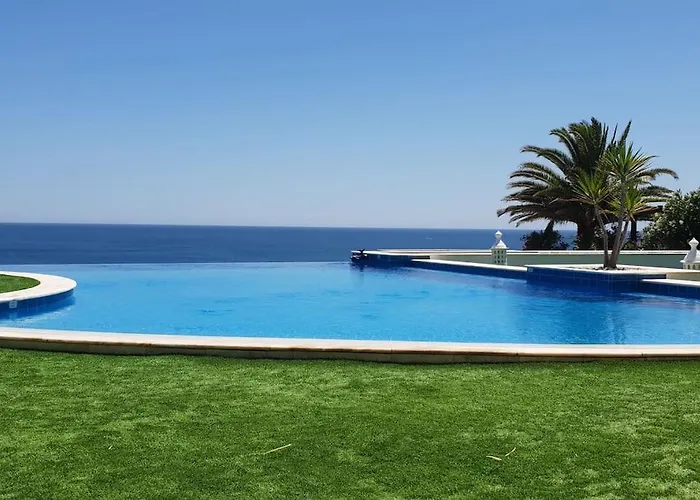 Breathtaking With Infinity Pool Over The Sea Luz
