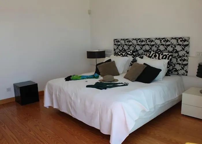 Breathtaking With Infinity Pool Over The Sea