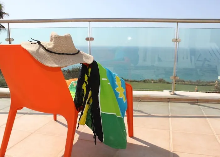 Vila Breathtaking With Infinity Pool Over The Sea Luz