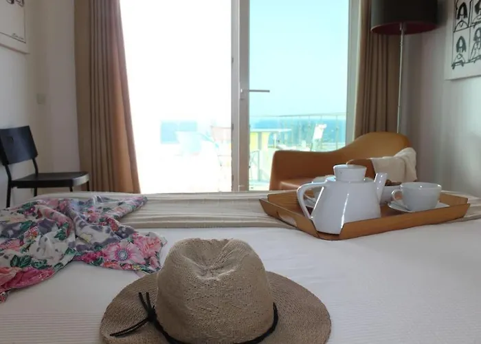 Breathtaking With Infinity Pool Over The Sea *