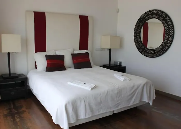 Breathtaking With Infinity Pool Over The Sea *