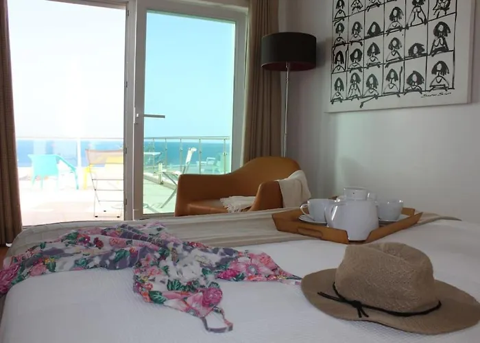 Breathtaking With Infinity Pool Over The Sea