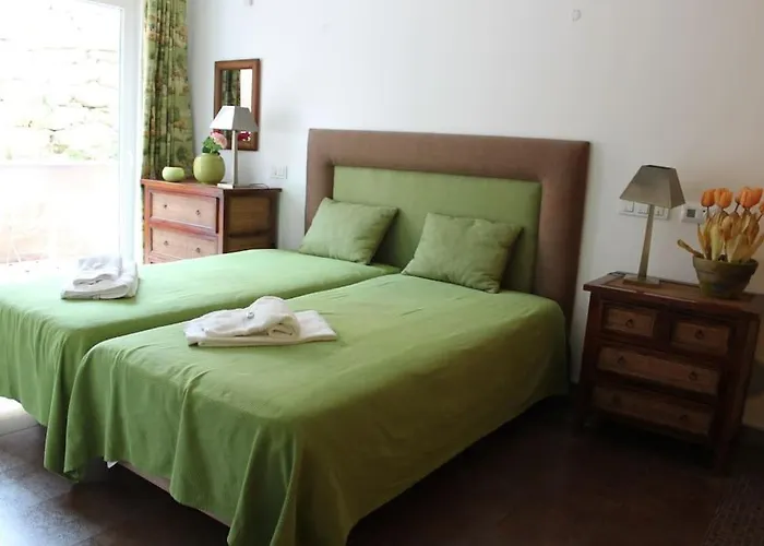 Breathtaking With Infinity Pool Over The Sea