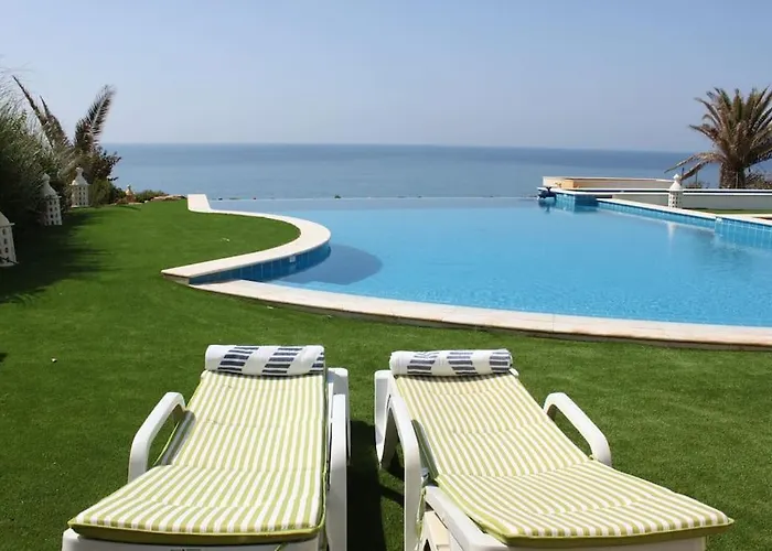 Breathtaking With Infinity Pool Over The Sea Vila