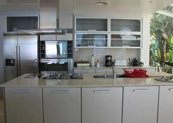 Breathtaking With Infinity Pool Over The Sea Luz