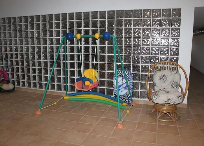 Breathtaking With Infinity Pool Over The Sea