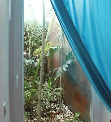 Breathtaking With Infinity Pool Over The Sea *