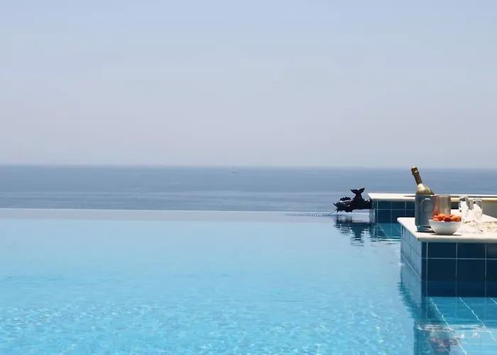 Vila Breathtaking With Infinity Pool Over The Sea Luz