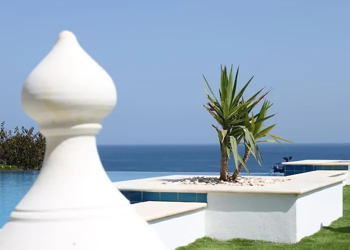 Breathtaking With Infinity Pool Over The Sea *