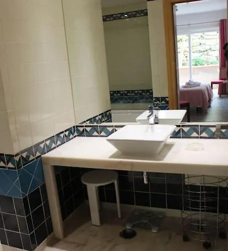 Breathtaking With Infinity Pool Over The Sea