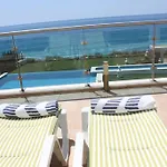 Breathtaking With Infinity Pool Over The Sea