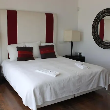 Breathtaking With Infinity Pool Over The Sea *