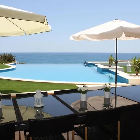 Breathtaking With Infinity Pool Over The Sea *