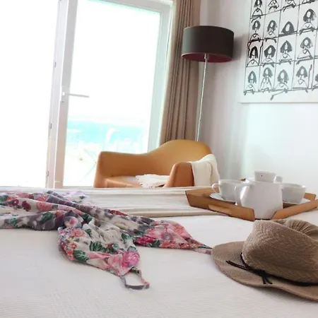 Breathtaking With Infinity Pool Over The Sea Praia Da Luz