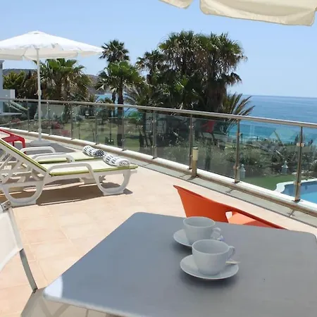 Breathtaking With Infinity Pool Over The Sea