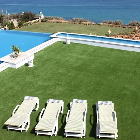 Breathtaking With Infinity Pool Over The Sea