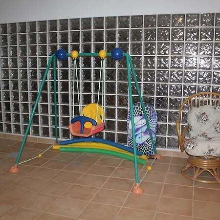 Breathtaking With Infinity Pool Over The Sea