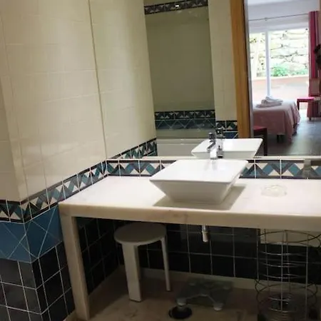 Breathtaking With Infinity Pool Over The Sea