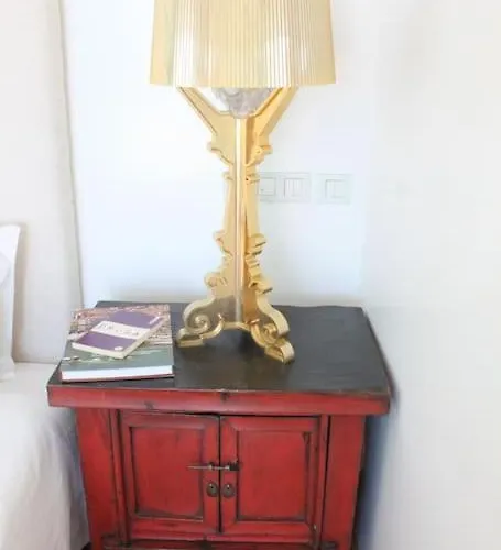 Breathtaking With Infinity Pool Over The Sea