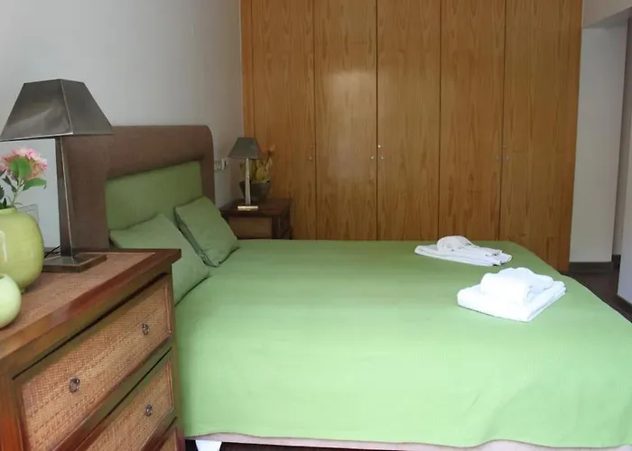 Breathtaking With Infinity Pool Over The Sea