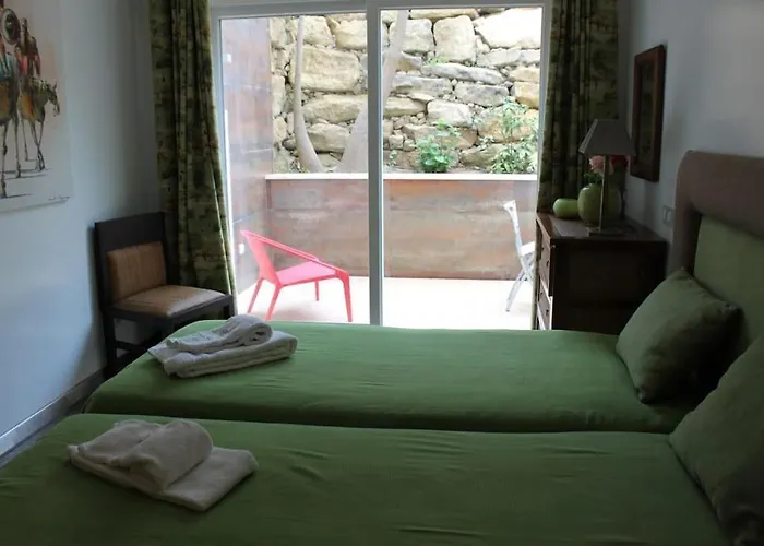 Breathtaking With Infinity Pool Over The Sea