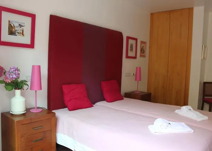 Breathtaking With Infinity Pool Over The Sea