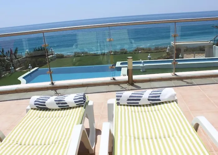 Breathtaking With Infinity Pool Over The Sea