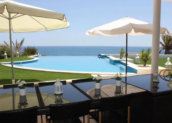 Breathtaking With Infinity Pool Over The Sea *