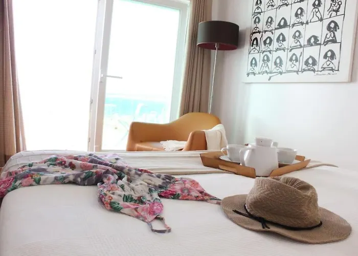 Breathtaking With Infinity Pool Over The Sea Luz