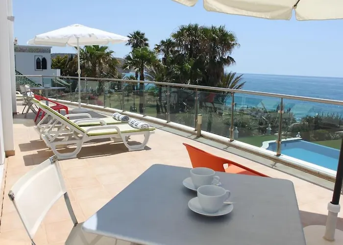 Breathtaking With Infinity Pool Over The Sea