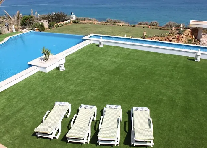 Breathtaking With Infinity Pool Over The Sea