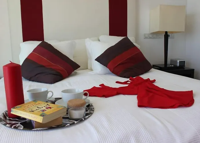 Breathtaking With Infinity Pool Over The Sea *