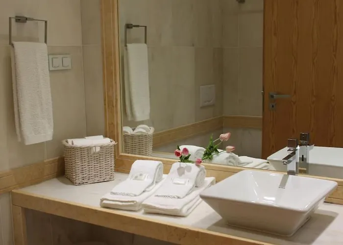 Breathtaking With Infinity Pool Over The Sea