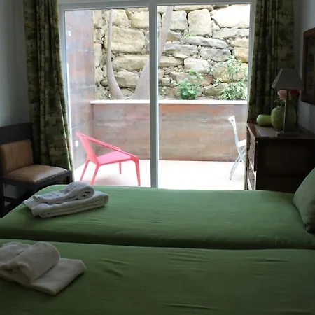 Breathtaking With Infinity Pool Over The Sea