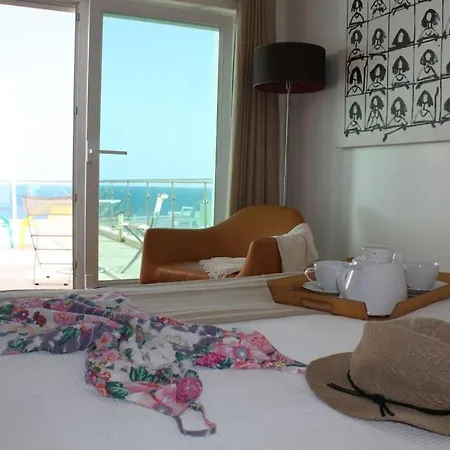 Breathtaking With Infinity Pool Over The Sea